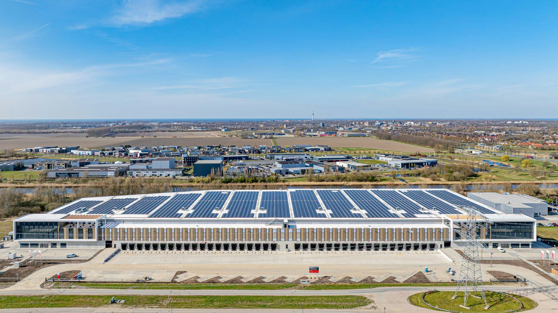 Op zonnige dagen produceert het DC vaak meer dan nodig is. Die energie wordt opgeslagen in de batterij, of teruggeleverd aan het net. En in de toekomst wordt het mogelijk aan directe buren geleverd. Beeld: Frasers Property Industrial/Denned/Joulz