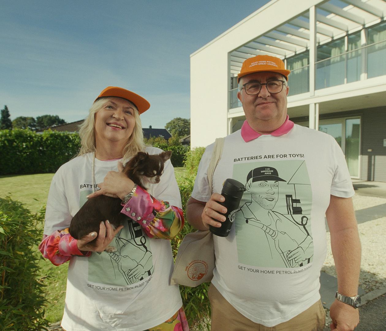 Hilde en Ton van Dijk, samen met hun hond Lola, genieten van hun nieuwe merchandise van Mr. Gaztec.