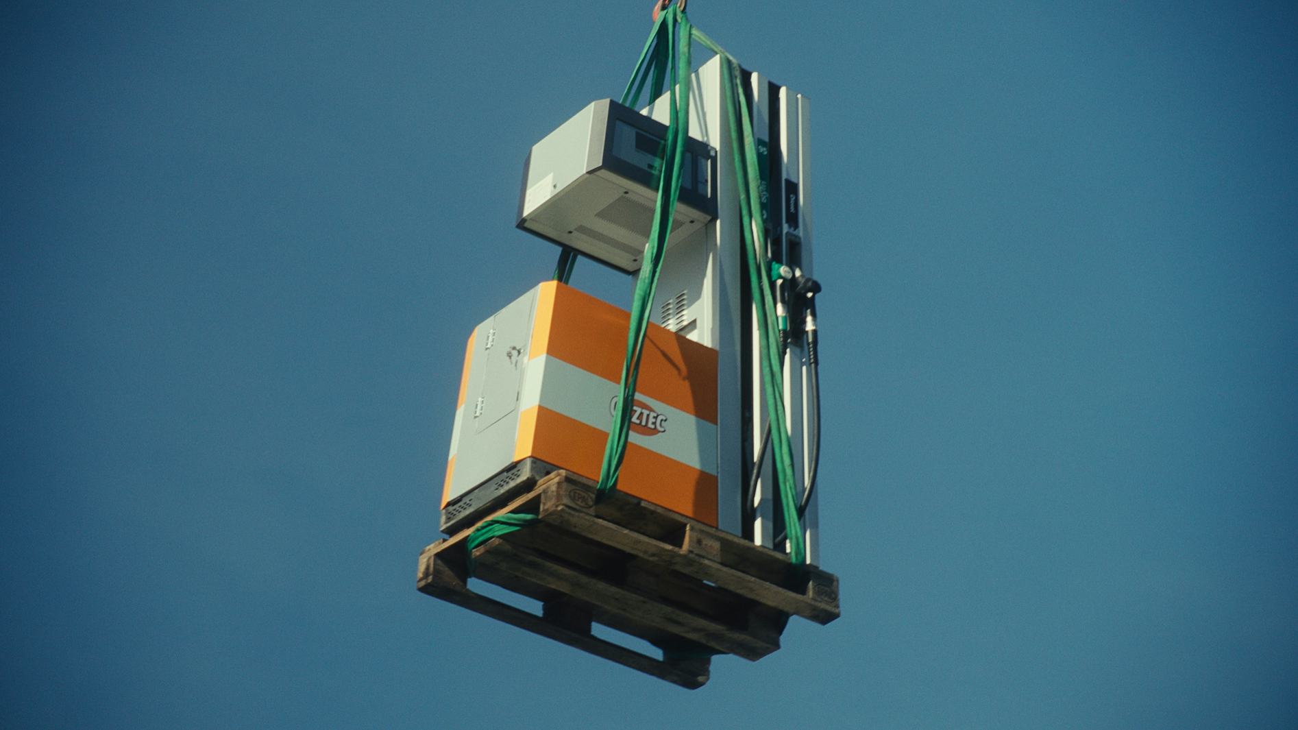 Dit zie je niet elke dag: een benzinepomp midden in je achtertuin.