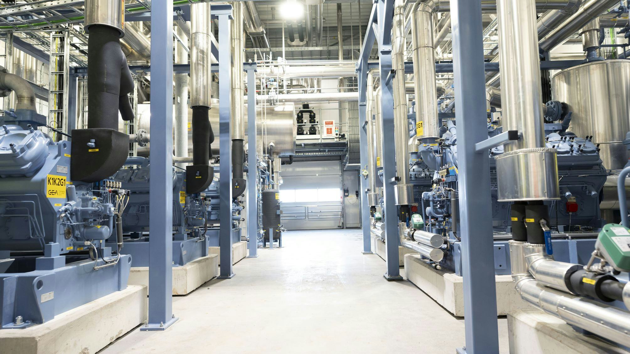 De warmtepompinstallatie is in een afzonderlijke technische ruimte geplaatst. Links de koel- en rechts de warmtepompcompressoren.