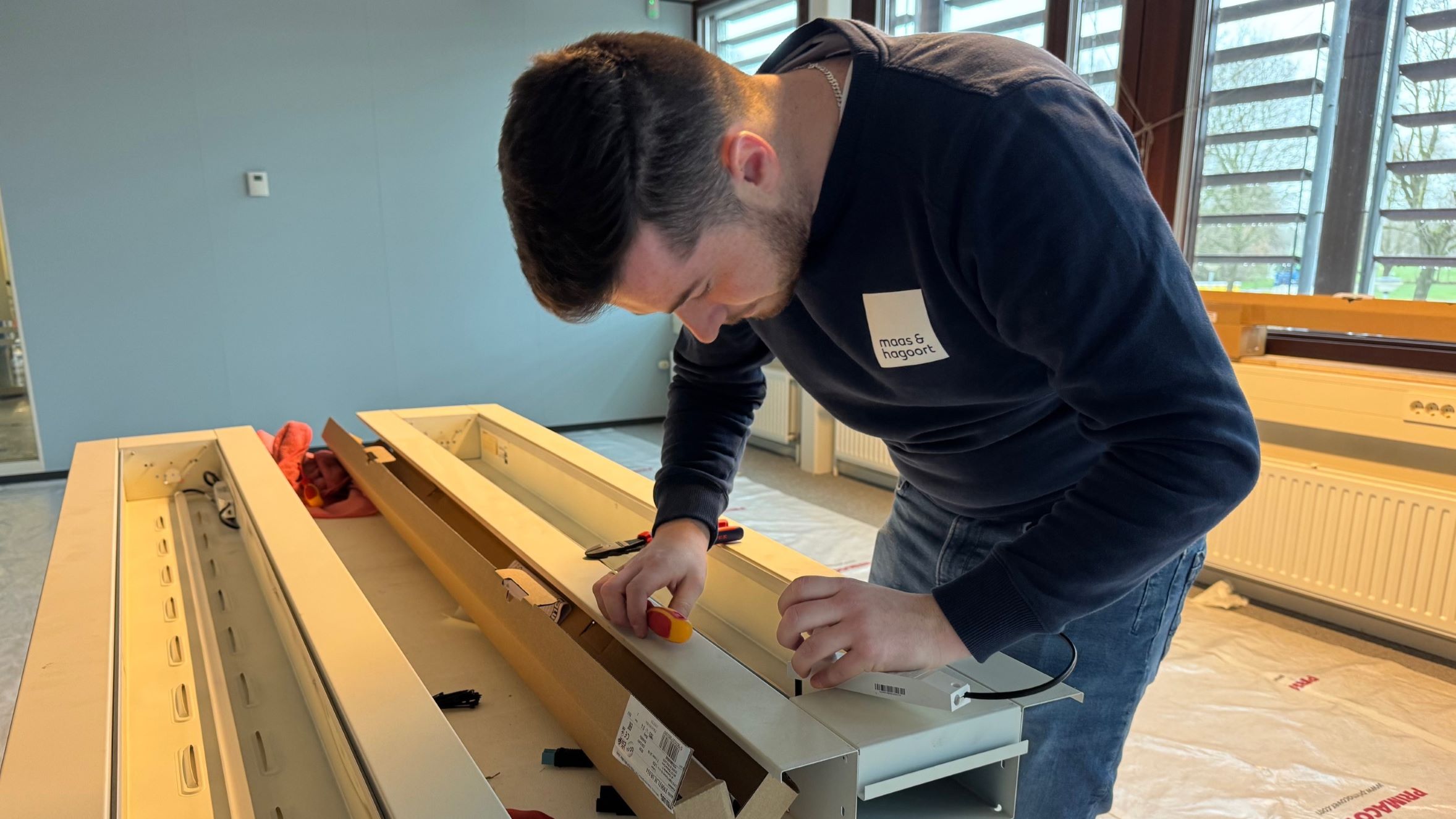 Een tl-armatuur wordt op locatie gerefit naar led.