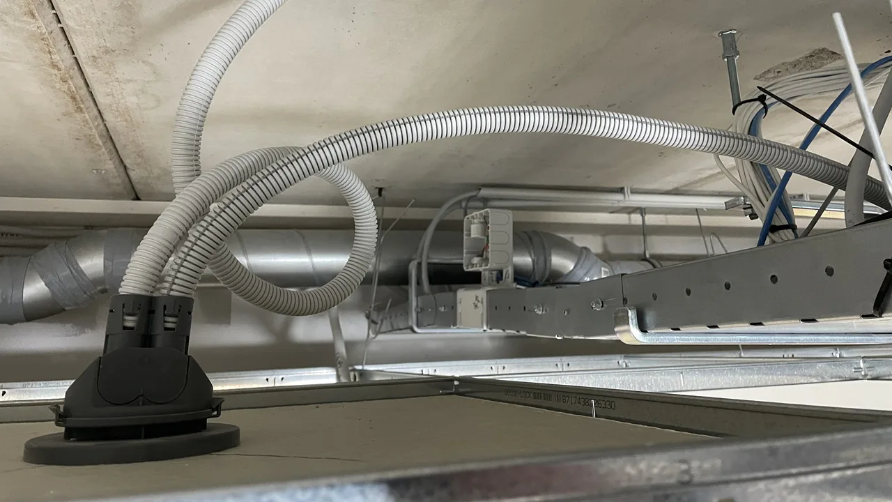 De UMD ( Universele Montageplaat Detectiesystemen) is een oplossing voor montage van detectiesystemen in systeemplafonds (foto: Attema)