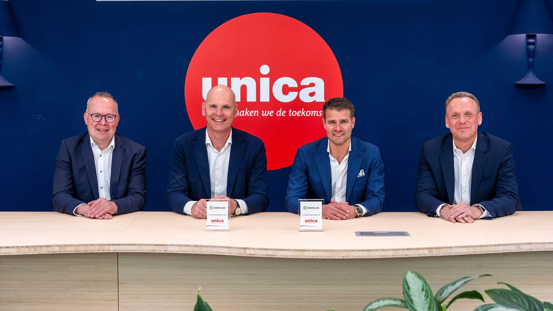 V.l.n.r. Herbert Rabelink (directeur Unica Building Services), Jilko Andringa, (CEO Unica), Colin van der Laan (algemeen directeur Van der Laan) en Ron van Laar (CFO Unica).