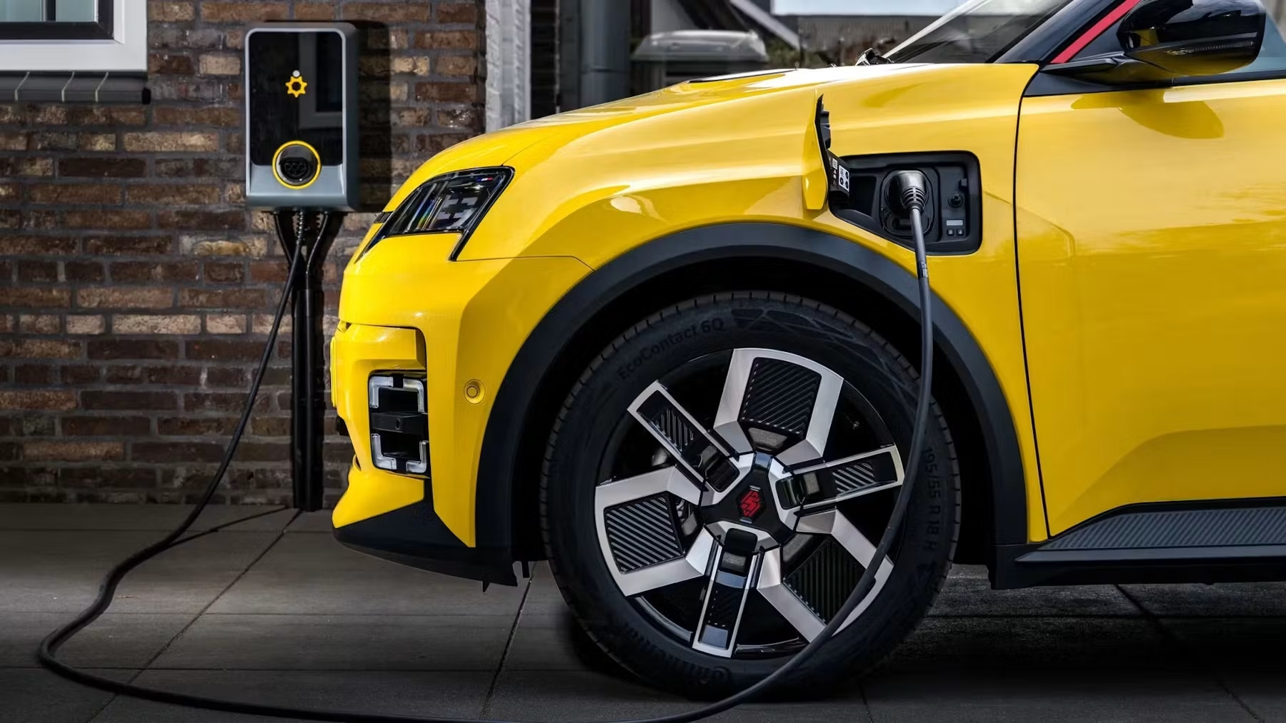 Een Renault-auto met een bidirectioneel laadstation van We Drive Solar. Foto: Renault