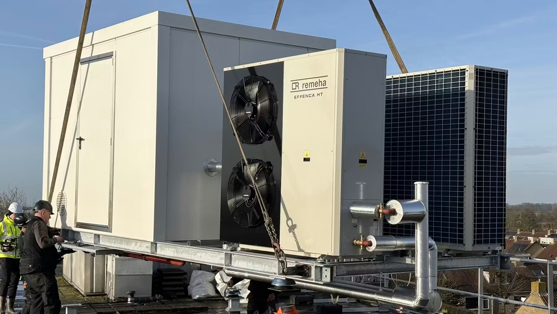 Op een dak van een flat wordt een hogetemperatuurwarmtepomp geplaatst. Beeld: Energy Bridge