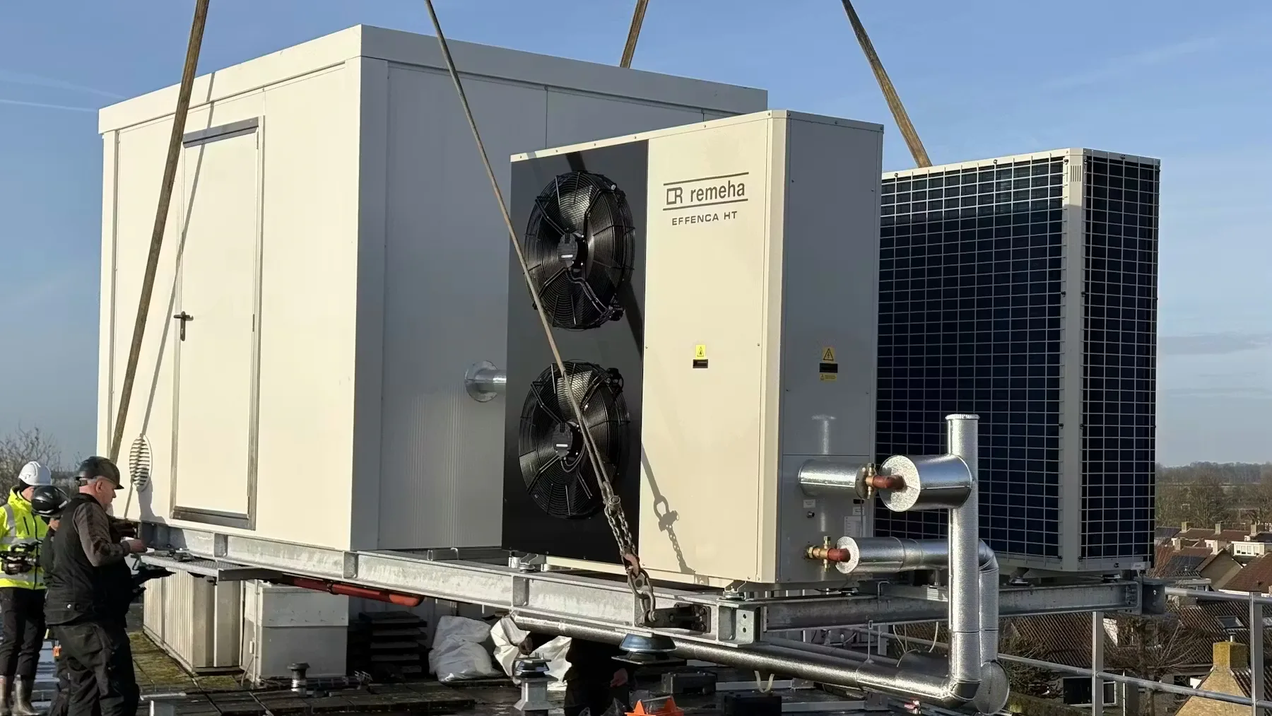 Op een dak van een flat wordt een hogetemperatuurwarmtepomp geplaatst. Beeld: Energy Bridge