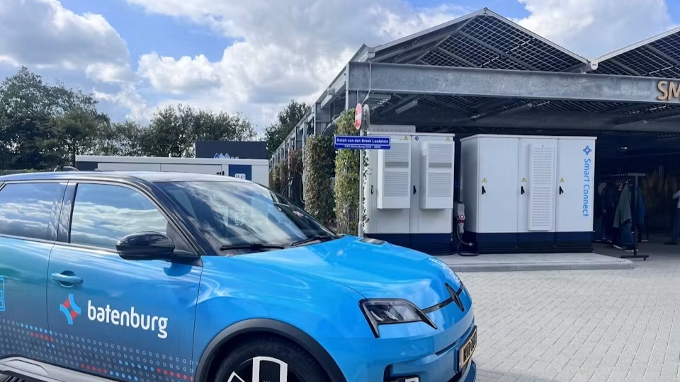 De slimme zonnecarport bij Batenburg in Twello. Beeld Tijdo van der Zee